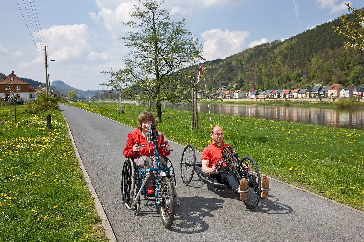 Paar mit Handbike fahrt auf dem Elberadweg Sachsische Schweiz A couple on handbikes is riding the cycle track Elberadweg Saxon Sitzerland