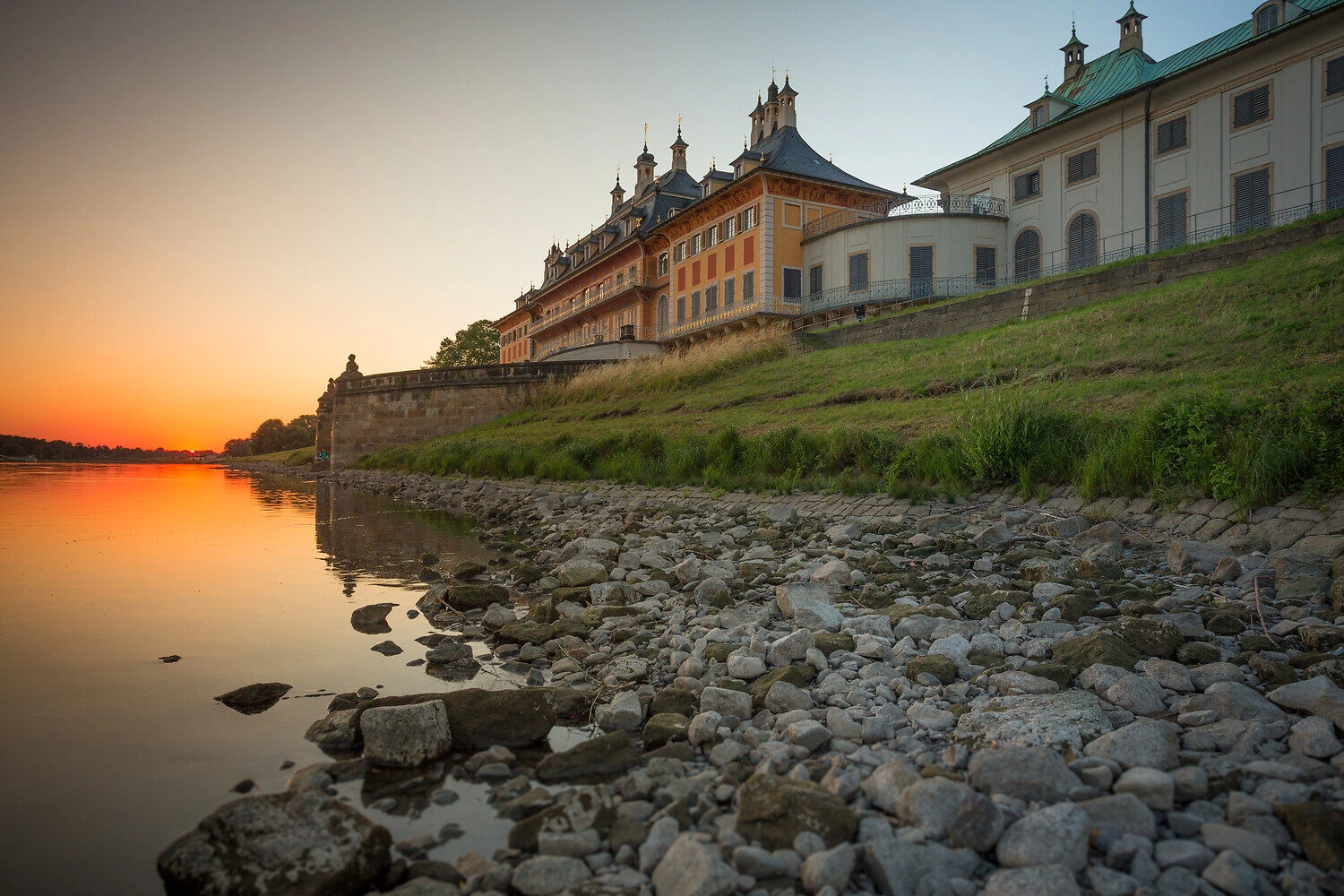 Schloss Pillnitz bei Sonnenuntergang Pillnitz Castle and Park at sunset